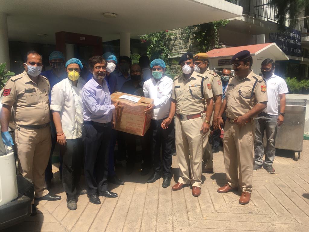 Food packets delivered to Add. Commissioner of Police and his team by Tourist Hostel, New Delhi YMCA